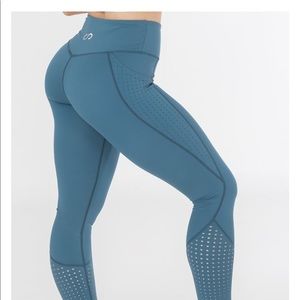 Marlin V4 leggings: curves and combat boots